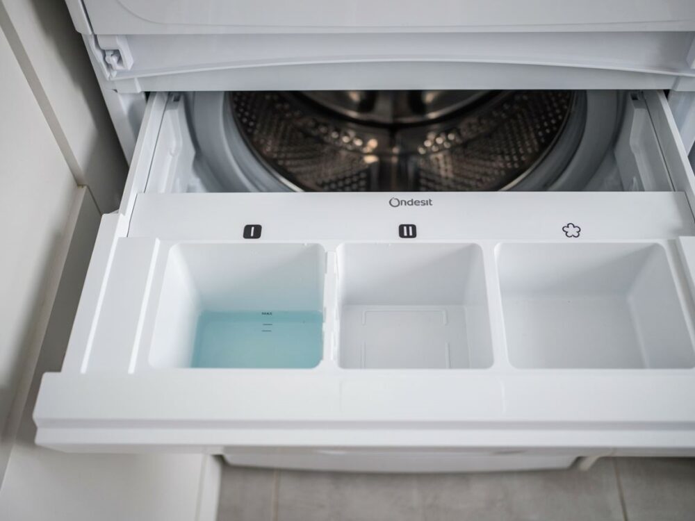 otwarta szuflada na detergent pralce